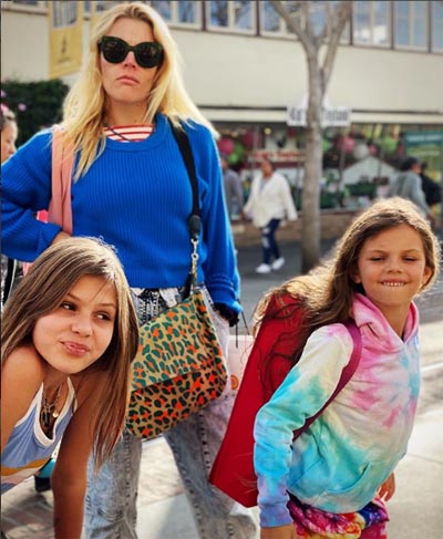 A photo of Busy Philipps and her daughters.